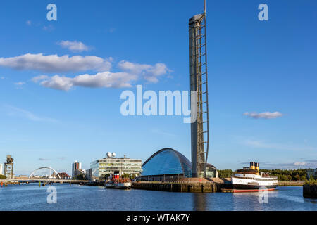 Vista verso est lungo il fiume Clyde dal Graving docks, Govan verso il centro della scienza con il museo della torre di osservazione, TSS Queen Mary Foto Stock