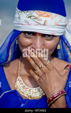 Del Rajasthan donna con abiti tradizionali, gioielli ed ornamenti Foto Stock