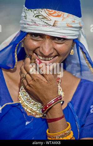 Del Rajasthan donna con abiti tradizionali, gioielli ed ornamenti Foto Stock