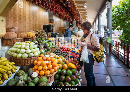 Frutta e verdura in vendita presso la piscina mercato degli agricoltori il Mercado dos Lavradores' in Funchal Madeira Foto Stock