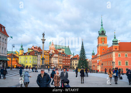 Varsavia, Polonia - 03.01.2019: Castello Reale, antiche case a schiera e Sigismondo la colonna nella città vecchia di Varsavia, Polonia. Nuovo anno. Il viaggio. Foto Stock