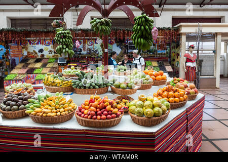 Frutta e verdura in vendita presso la piscina mercato degli agricoltori il Mercado dos Lavradores' in Funchal Madeira Foto Stock