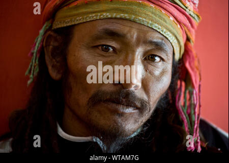 Ladakhi uomo con velo colorato Foto Stock