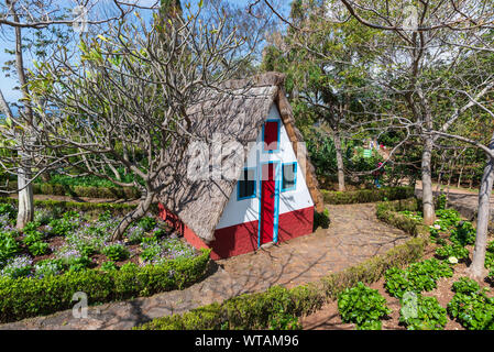 Replica di un tradizionale telaio-House presso il Giardino Botanico Jardim Botânico da Madeira a Funchal. Madeira, Portogallo Foto Stock