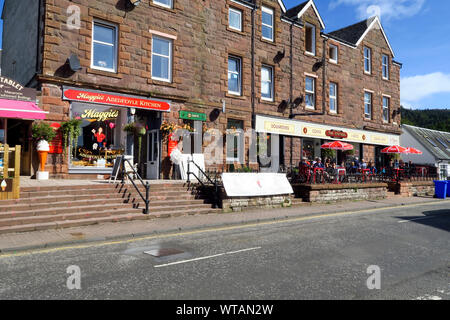 I negozi sulla strada principale del Perthshire città di Aberfoyle Foto Stock