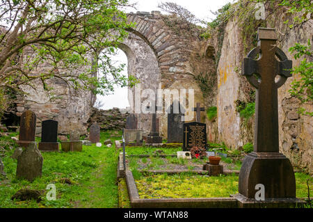 All'interno di rovine della chiesa di Santa Maria, Schull, Irlanda Foto Stock