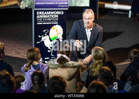 (190911) -- CANBERRA, Sett. 11, 2019 (Xinhua) -- il direttore del Museo Nazionale dell'Australia (NWA) Mathew Trinca colloqui con studenti provenienti da scuole locali a NWA a Canberra, Australia, Sett. 11, 2019. NMA lancerà la DreamWorks Animation: la mostra il giovedì. In funzione fino al 2 febbraio, 2020, la mostra presenta oltre 400 voci da 33 DreamWorks Animation film, tra cui Shrek e Madagascar, Kung Fu Panda, principe di Egitto, Come addestrare il vostro drago. Per andare con 'Funzione: camminando nel mondo di Shrek e Kung Fu Panda' (Xinhua/Liang Tianzhou) Foto Stock