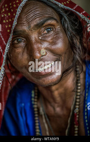 Rajasthani vecchia signora sorridente e indossando abiti tradizionali Foto Stock