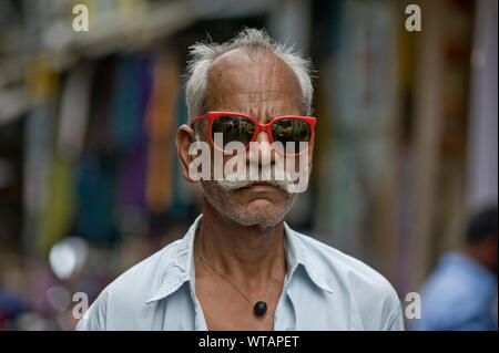 Rajasthani Uomo con occhiali da sole e baffi tipici Foto Stock