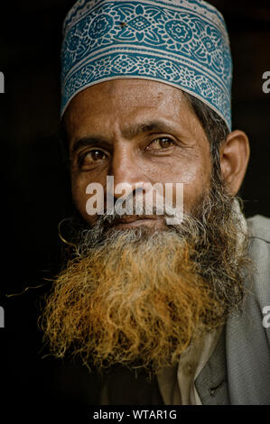 Uomo indiano con barba tinto indossando un Taqiyah, un musulmano cap Foto Stock