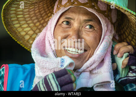 Street Market Lavoratore che indossa tradizionali orientali hat Foto Stock