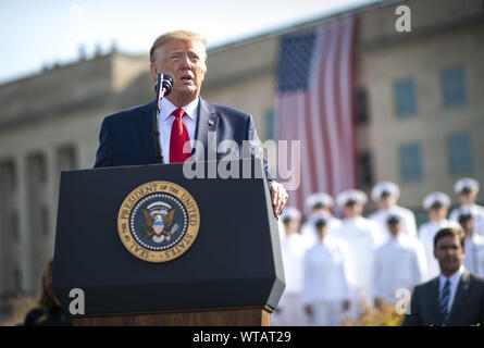 Arlington, Virginia, Stati Uniti d'America. Undicesimo Sep, 2019. Il Presidente degli Stati Uniti, Trump offre commento nel corso di una cerimonia al Pentagono durante il XVIII anniversario commemorazione degli attacchi terroristici dell'11 settembre, in Arlington, Virginia Mercoledì, 11 settembre 2019 Credit: Kevin Dietsch/CNP/ZUMA filo/Alamy Live News Foto Stock