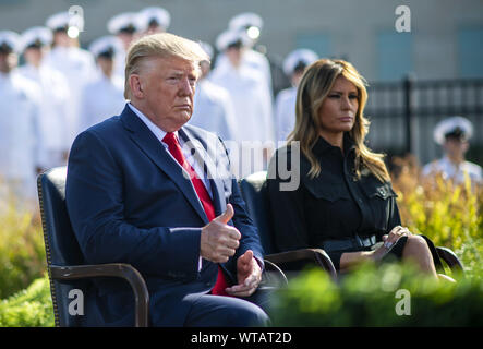 Arlington, Virginia, Stati Uniti d'America. Undicesimo Sep, 2019. Il Presidente degli Stati Uniti, Trump dà un pollice in su come frequenta una cerimonia al Pentagono durante il XVIII anniversario commemorazione degli attacchi terroristici dell'11 settembre, in Arlington, Virginia Mercoledì, 11 settembre 2019. A destra è la First lady Melania Trump Credito: Kevin Dietsch/CNP/ZUMA filo/Alamy Live News Foto Stock