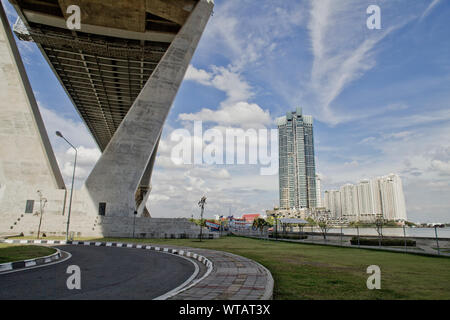 Al di sotto del Bhumibol anello industriale ponte stradale Foto Stock