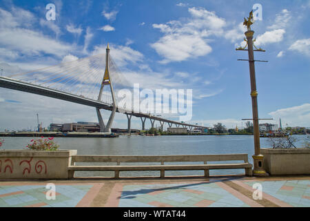 Il marciapiede nel Chao Phraya Riverside Bangkok e il Mega Bridge Foto Stock