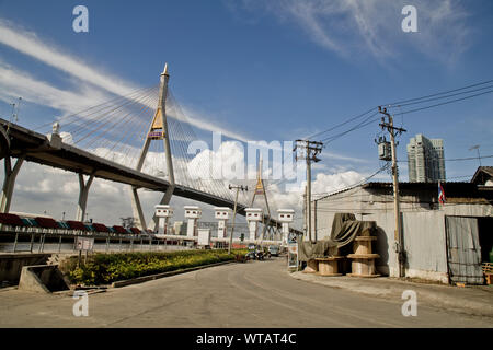 Quartiere accanto al Bhumibol anello industriale ponte stradale Foto Stock