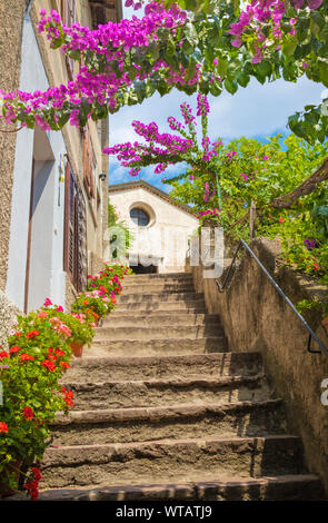 Limone sul Garda - Le scale tra i fiori per la chiesa di San Rocco sul Lago di Garda Lago. Foto Stock