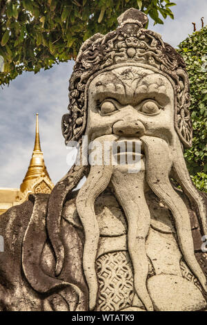 Intaglio di un antico guardiano al Grand Palace Foto Stock