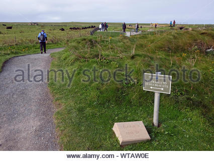 I turisti in visita a Skara Brae, una pietra insediamento neolitico, situato sulla terraferma, Orcadi Scozia Scotland Foto Stock