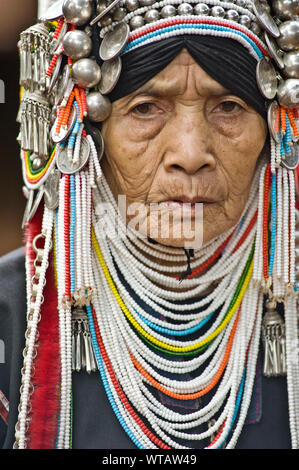 Tribù Akha donna che indossa abiti tradizionali Foto Stock