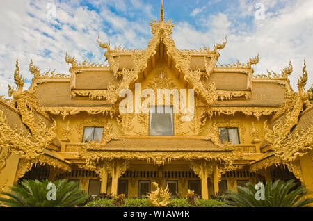 Il Golden wc al Wat Rong Khun Foto Stock