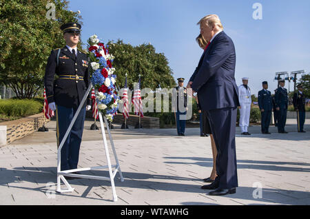 Arlington, Virginia, Stati Uniti d'America. Undicesimo Sep, 2019. Il Presidente degli Stati Uniti, Trump stabilisce una corona al Pentagono durante il XVIII anniversario commemorazione degli attacchi terroristici dell'11 settembre, in Arlington, Virginia Mercoledì, 11 settembre 2019. Credito: Kevin Dietsch/Piscina via CNP Credito: Kevin Dietsch/CNP/ZUMA filo/Alamy Live News Foto Stock