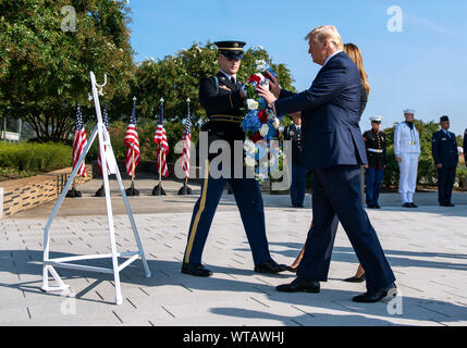 Il Presidente degli Stati Uniti, Trump stabilisce una corona al Pentagono durante il XVIII anniversario commemorazione degli attacchi terroristici dell'11 settembre, in Arlington, Virginia Mercoledì, 11 settembre 2019. Credito: Kevin Dietsch/Piscina via CNP /MediaPunch Foto Stock