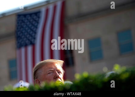 Il Presidente degli Stati Uniti, Trump assiste una cerimonia al Pentagono durante il XVIII anniversario commemorazione degli attacchi terroristici dell'11 settembre, in Arlington, Virginia Mercoledì, 11 settembre 2019. Credito: Kevin Dietsch/Piscina via CNP /MediaPunch Foto Stock