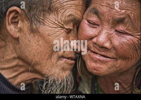 Vecchia coppia Hmong in amore su Sapa City Foto Stock