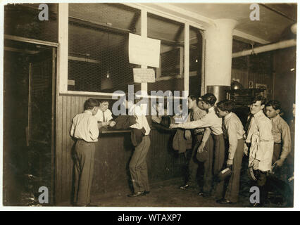 Messaggeri presso la sede principale, postale Telegraph Co., 283 B'modo, ruotando in loro divise in chiusura della giornata. I ragazzi sono attentamente sorvegliate e vestiti sono ben tenute. Fotografie dal record della Nazionale di Lavoro Minorile Comitato (USA) Foto Stock