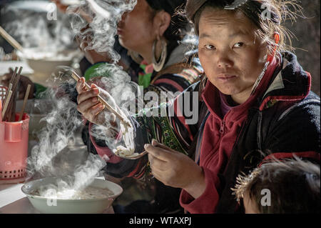 Hmong donna tribale mangiare fumante zuppa di noodle Foto Stock