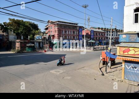 Un motociclista sposta lungo una strada durante un arresto a Srinagar Kashmir.valle del Kashmir è rimasta chiusa per la XXXVIII Giornata consecutiva dopo la demolizione dell'articolo 370 da parte del governo centrale che concede lo status speciale di Jammu e Kashmir. Foto Stock