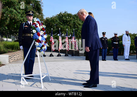 Il Presidente degli Stati Uniti, Trump stabilisce una corona al Pentagono durante il XVIII anniversario commemorazione degli attacchi terroristici dell'11 settembre, in Arlington, Virginia Mercoledì, 11 settembre 2019. Credito: Kevin Dietsch/Piscina via CNP | Utilizzo di tutto il mondo Foto Stock
