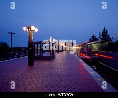 Treno della metropolitana a Washington D.C. il sistema di metropolitana arriva al Suburban Twinbrook stazione in Rockville, Maryland Foto Stock