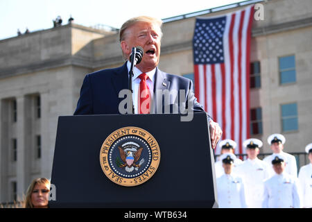 Arlington, Virginia, Stati Uniti d'America. Undicesimo Sep, 2019. Il Presidente degli Stati Uniti, TRUMP fa una dichiarazione di fronte al Pentagono durante il 18esimo anniversario commemorazione degli attacchi terroristici dell'11 settembre, in Arlington, Virginia. Credito: Kevin Dietsch/CNP/ZUMA filo/Alamy Live News Foto Stock