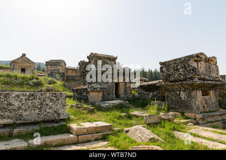 Antiche tombe in necropoli - Pamukkale - Hierapolis - Denizli - Castello di Cotone - Turchia Foto Stock