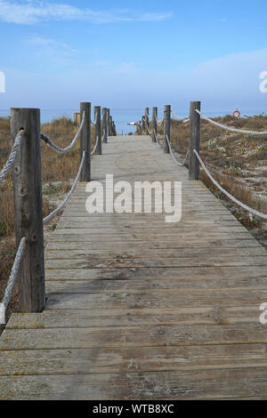 Una passerella che conduce al mare con un Cielo di estate blu oceano e in background Foto Stock