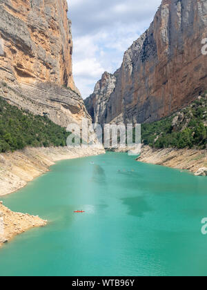 Congost de Mont-rebei (Mont-rebei gorge) a Noguera Ribagorcana river, Spagna. Vista aerea. I turisti in kayak sono visibili sull'acqua. Foto Stock