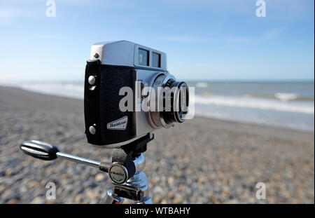 Vintage retrò 35mm Pellicola telemetro telecamera attaccata al treppiede sulla spiaggia, sheringham, North Norfolk, Inghilterra Foto Stock