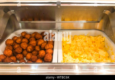 La deliziosa prima colazione: omelette cotte e piccole polpette. Foto Studio Foto Stock