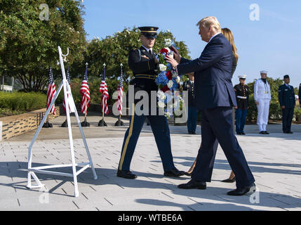 Arlington, Virginia, Stati Uniti d'America. Undicesimo Sep, 2019. Il Presidente degli Stati Uniti, TRUMP stabilisce una corona al Pentagono durante il 18esimo anniversario commemorazione degli attacchi terroristici dell'11 settembre, in Arlington, Virginia. Credito: Kevin Dietsch/CNP/ZUMA filo/Alamy Live News Foto Stock