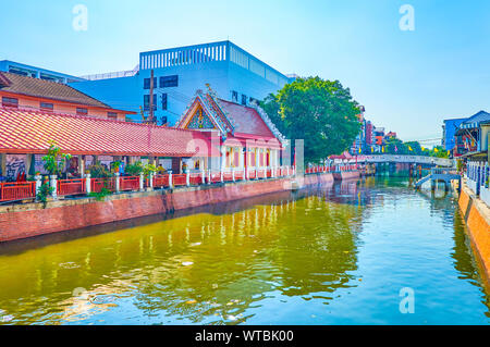 BANGKOK, Tailandia - 24 Aprile 2019: La piccola Somdet Phra Chao Taksin Santuario con tetto scolpito e grande padiglione coperto sulla banca di Bang Lamphu K Foto Stock