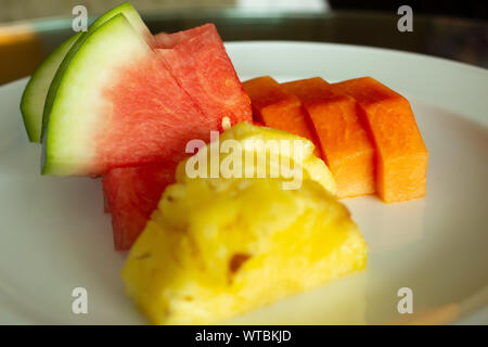 Tagliare frutti disposti in una piastra Foto Stock