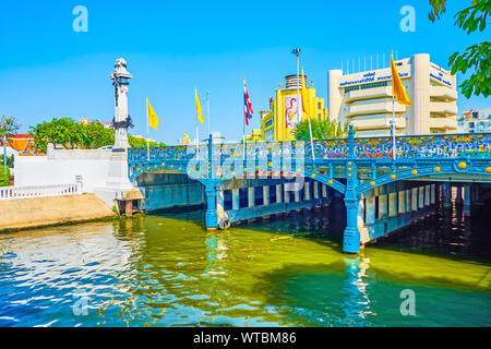 BANGKOK, Tailandia - 24 Aprile 2019: Il Phan Fa Lilat ponte con metallo ringhiere retinato è uno dei più bei ponti attraverso khlongs (canali)
