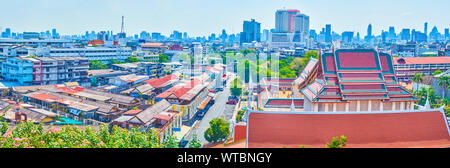 La vista panoramica sul Pom Prap Sattru Phai distretto con i poveri case residenziali, un enorme complesso tempio e grattacieli della moderna Bangkok sulla tha indietro Foto Stock