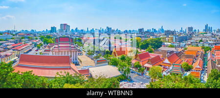 Vista panoramica sul vecchio religione buddista complesso di Wat Saket Tempio con grande mercoledì il Tempio del Buddha e numerosi piccoli santuari e la costruzione di vari Foto Stock