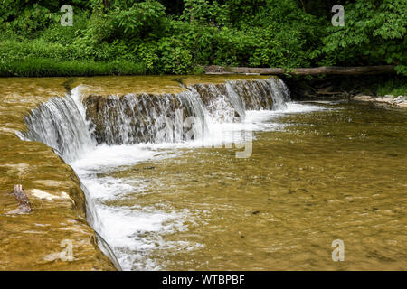 Bellezza sottile viene visualizzata sul display e mostra una piccola cascata dal Taughannock cade parco dello stato Foto Stock