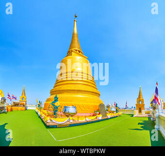 BANGKOK, Tailandia - 24 Aprile 2019: la bella golden Chedi sulla sommità del Wat Saket (Golden Mount) Tempio e cortile a piedi con quelli di piccole dimensioni su Foto Stock