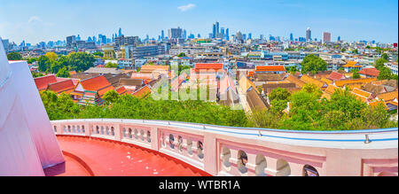 La stretta scalinata esterna alla sommità del Golden Mount Temple aprire la fantastica vista sulla circostante paesaggio urbano di Bangkok, Thailandia Foto Stock