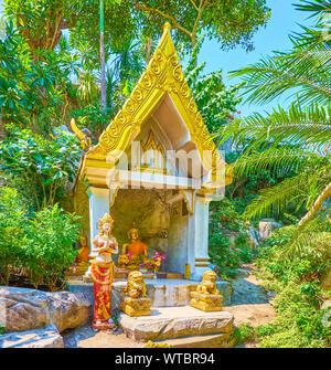 Il piccolo santuario con sculture situato in un bellissimo giardino sul modo di Golden mount tempio a Bangkok, in Thailandia Foto Stock